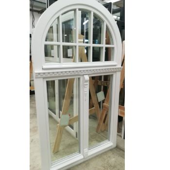 Weiß lackiertes Holzfenster mit Rundbogen und dekorativer Profilleiste – perfekt für Altbauten und Denkmalschutzobjekte