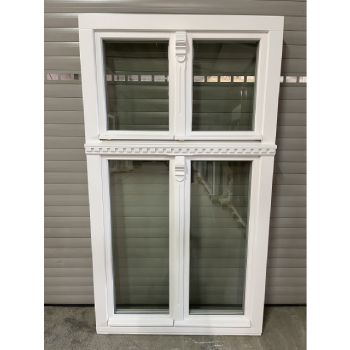 Zweiflügeliges Holzfenster in Weiß mit aufwendigen Zierelementen – gefertigt für Restaurierungen im historischen Stil