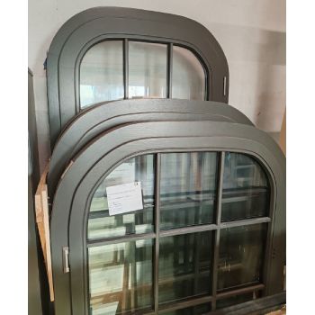 Klassische Rundbogen-Holzfenster in Grau mit eleganten Sprossen – handgefertigte Fenster für stilvolle Renovierungen