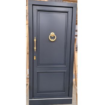 Dunkelblaue klassische Holztür mit goldener Klinke und Türklopfer – hochwertige Handwerksarbeit als Referenzprojekt von FensterBester